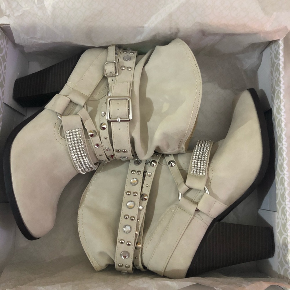 Daisy Fuentes Valley heeled boots